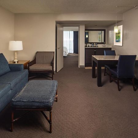 Sheraton Suites Fort Lauderdale At Cypress Creek Exterior photo